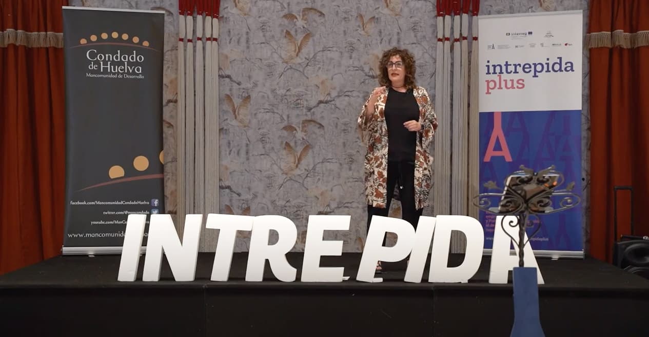 Sainete teatral usando humor e inteligencia emocional para romper barreras