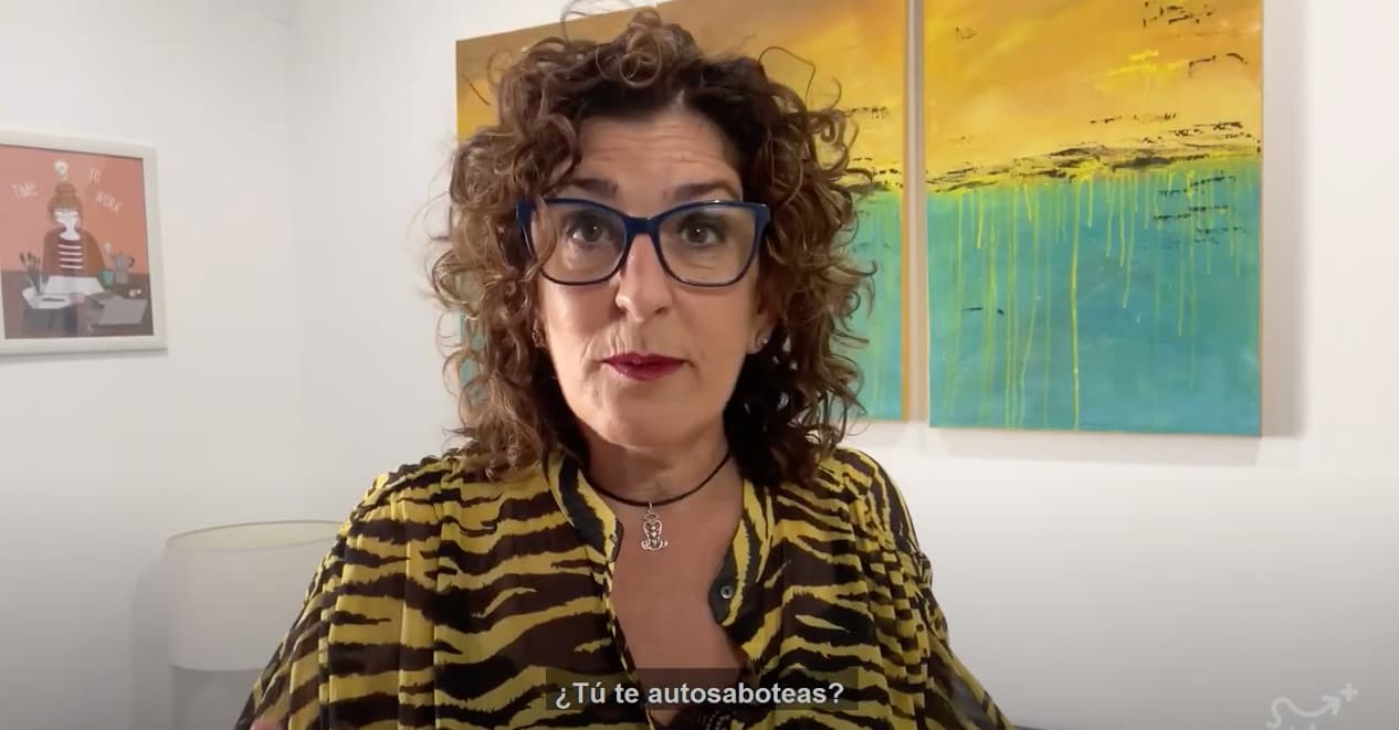 Persona feliz evitando el autosabotaje tras las vacaciones y usando inteligencia emocional