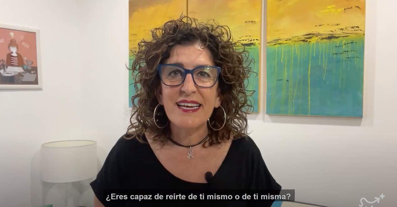 Persona riéndose y desarrollando su sentido del humor para mejorar la inteligencia emocional