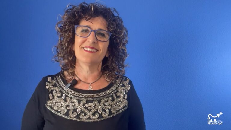 Persona practicando ejercicios para comunicarse consigo misma y mejorar su autoconocimiento