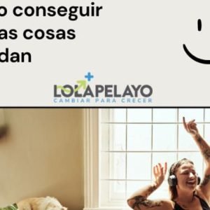 Portada de la guía "Cómo conseguir que las cosas sucedan", con una mujer bailando y escuchando música, símbolo de libertad y transformación personal.