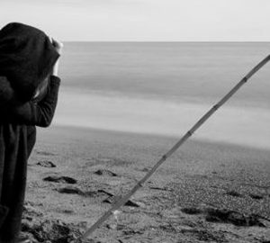 Mujer reflexiva en un entorno caótico simbolizando una crisis emocional